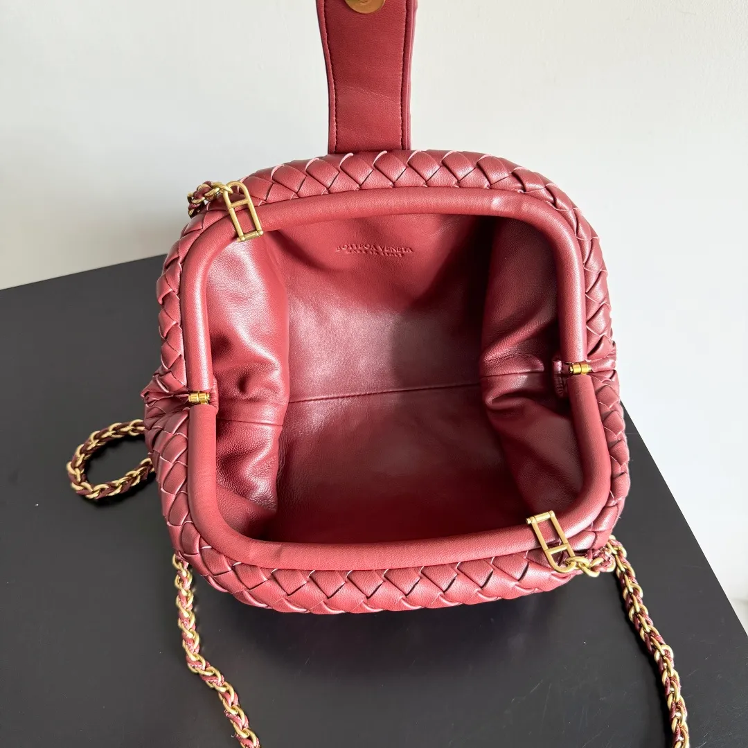 Batch 1880 BOTTEGA VENETA LAUREN 1980 small clutch bag is new! The small size that many people squat on is finally here. The self-adjustable zipper is a highlight of this bag. After being removed, it can be used as a handbag for important occasions. One bag unlocks two carrying methods at the same time. It is practical and has a unique sense of structure and beautiful lines. It is more elegant than a small cloud. It is a tribute to the classics and the pursuit of modernity. Style number: 804038 Size: 27*15*8cm
